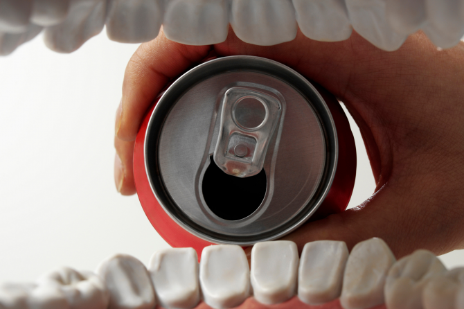 Efectul băuturilor carbogazoase asupra dinților: smalțul dinților pur și simplu se erodează